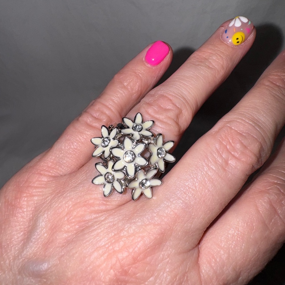 Silver Floral Ring with Cream Center – Elegant Vintage‑Inspired Jewelry